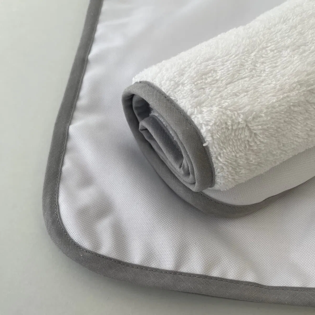 MIMUSELINA Lot de 2 serviettes à langer pour bébé imperméable 59 x 30 cm | Serviette impermeable pour le matelas à langer de votre bébé | Fabriqué en 100% coton éponge | Idéal pour changer votre bébé