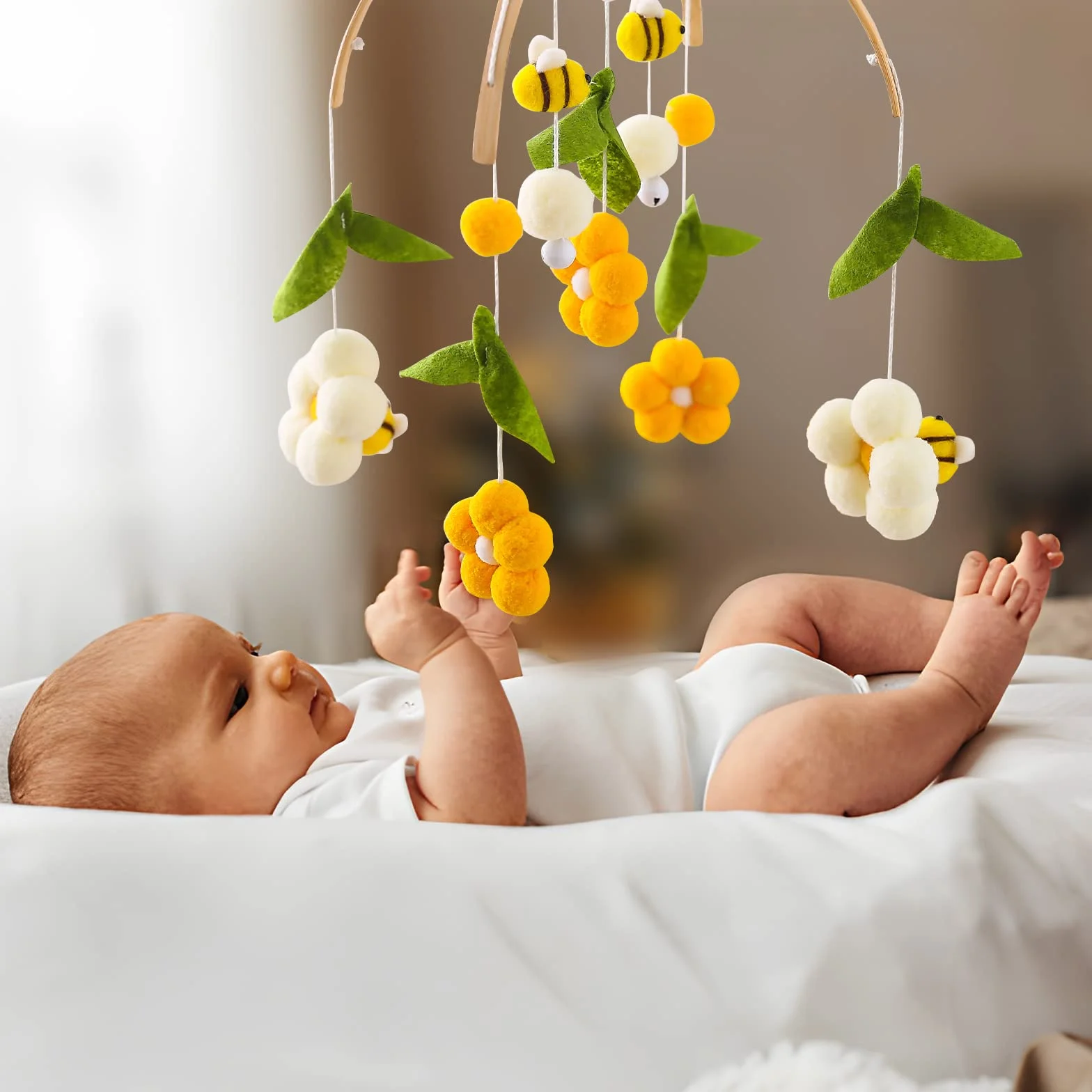 let's make Mobile bébé en bois + pelote de laine, carillon éolien, table à langer, clochette de lit suspendue, étoiles et lune, cadeau pour bébé fille ou garçon (Abeilles)